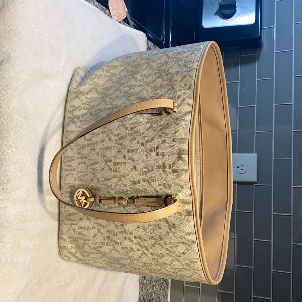 White Michael Kors tote